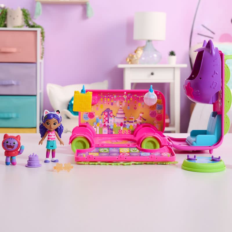 Gabby’s Dollhouse Celebration Party Bus Playset With Gabby & Dj Catnip Figures And Accessories