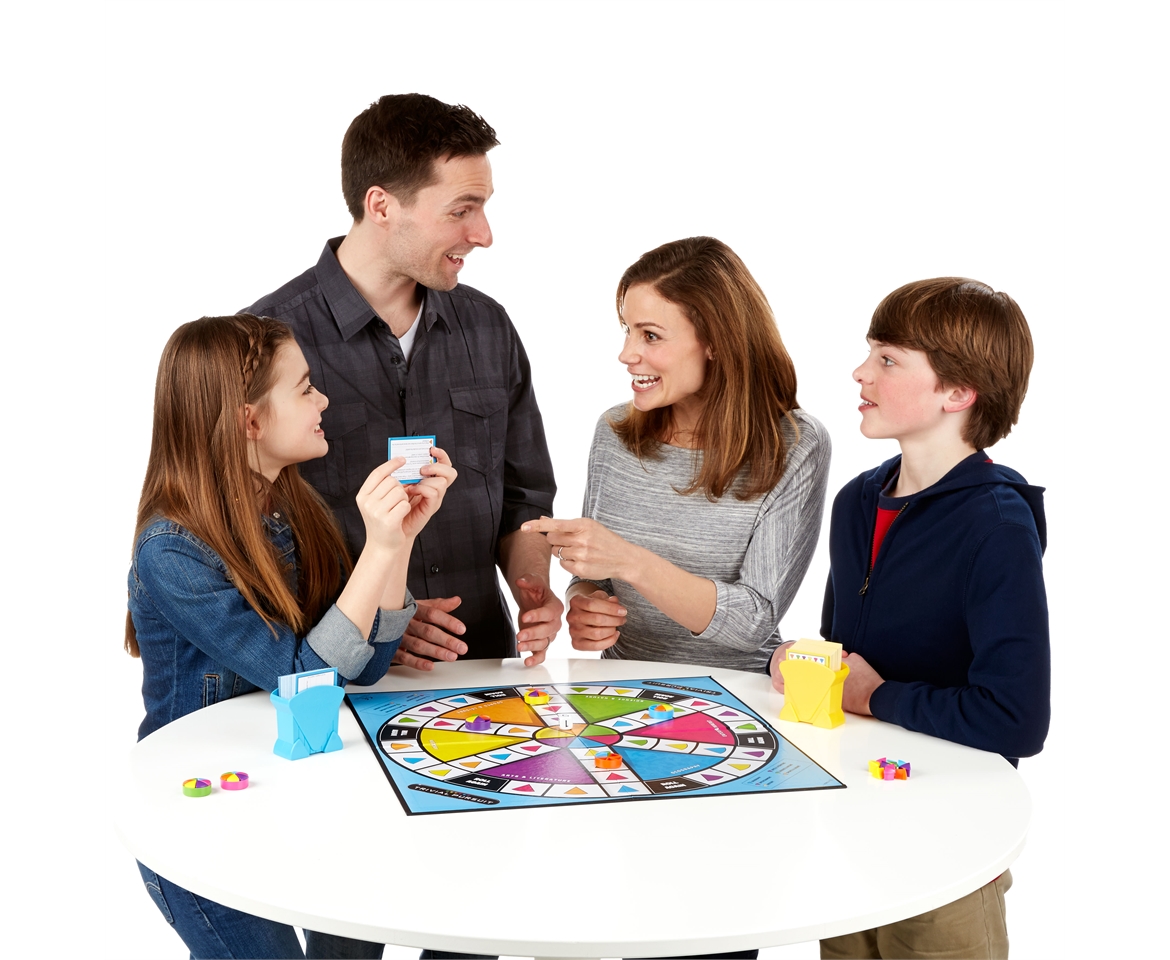 Family edition. Hasbro Тривиал персьют. Trivial Pursuit настольная игра. Trivial Pursuit, Hasbro 73013. Настольная игра Тривиал персьют семейное.