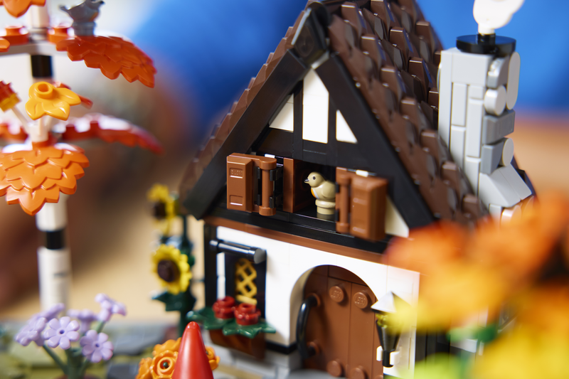 Lego® Icons Autumn Cottage Garden Model Building Kit 11372