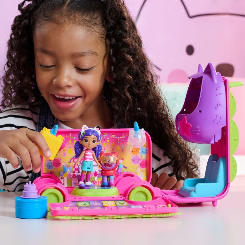 Gabby’s Dollhouse Celebration Party Bus Playset With Gabby & Dj Catnip Figures And Accessories