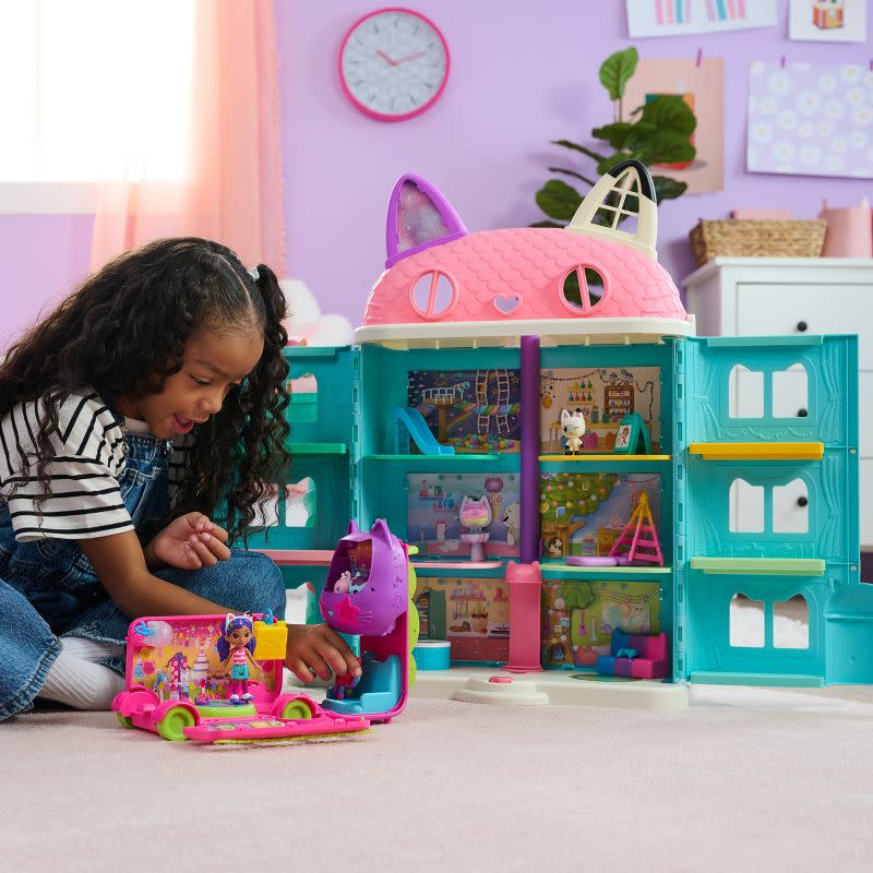 Gabby’s Dollhouse Celebration Party Bus Playset With Gabby & Dj Catnip Figures And Accessories