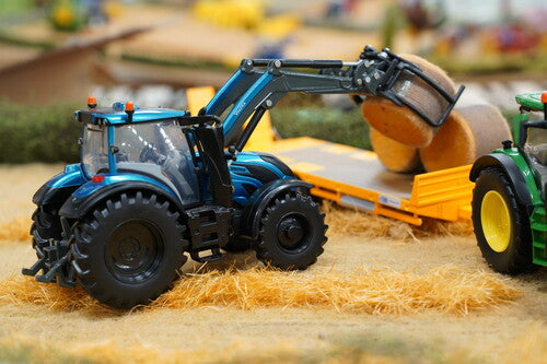 Britains 43352 Valtra T234 Tractor With Front Loader 1:32 And Accessories