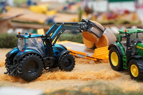 Britains 43352 Valtra T234 Tractor With Front Loader 1:32 And Accessories