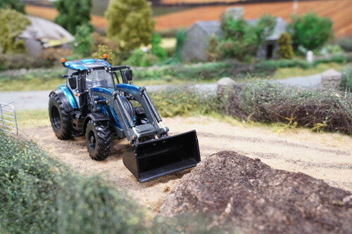 Britains 43352 Valtra T234 Tractor With Front Loader 1:32 And Accessories