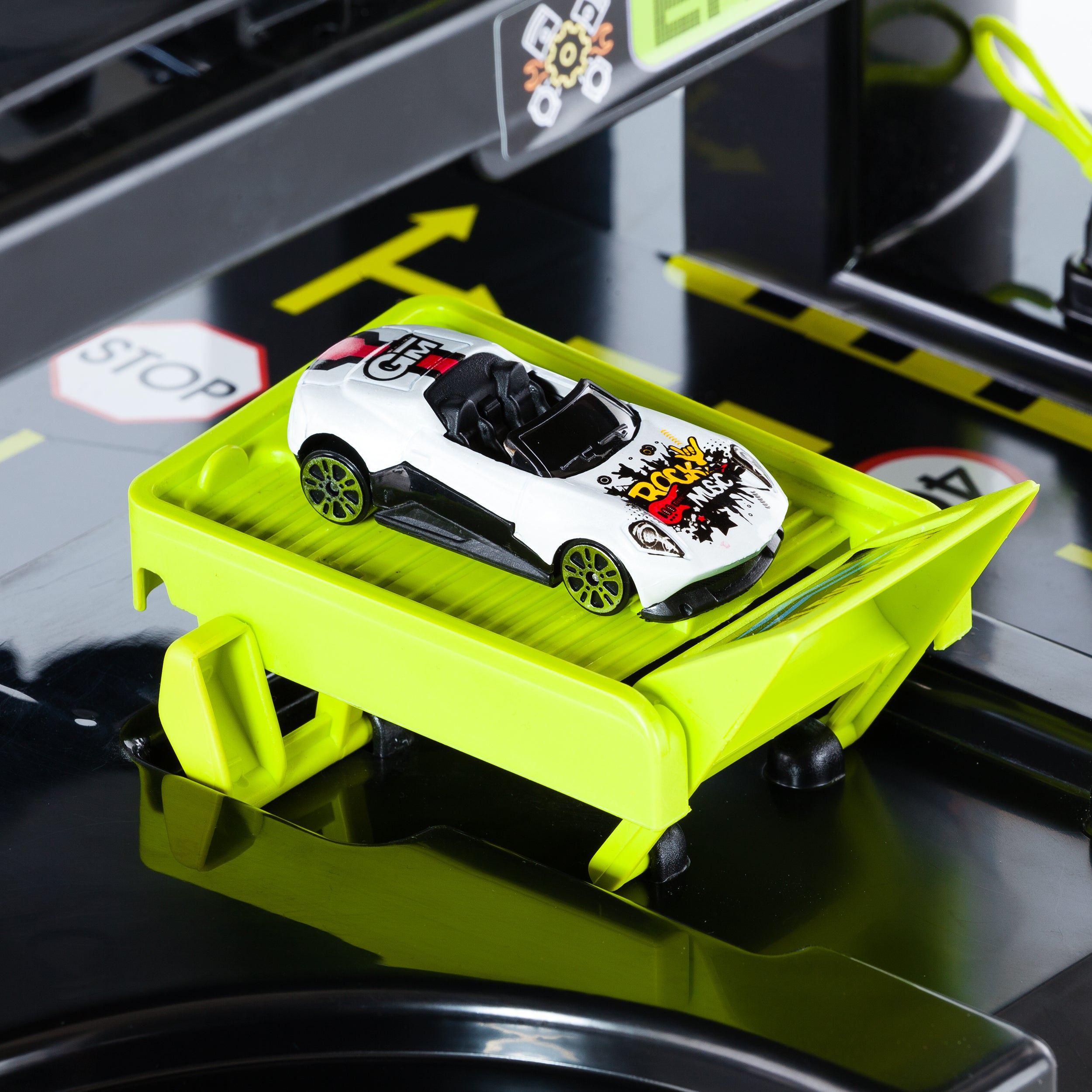 3 Storey Parking With Tracks And 5 Cars