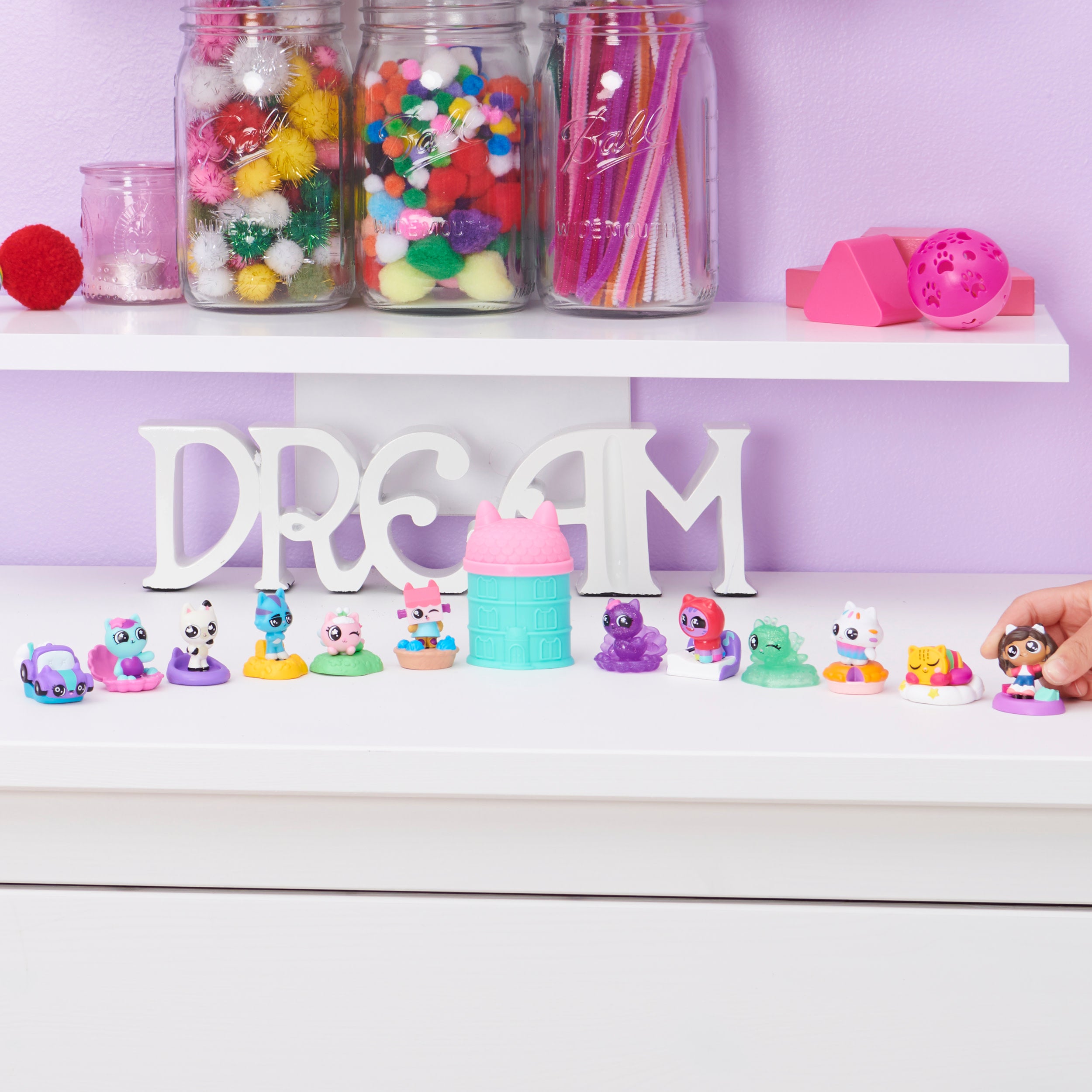 Gabby’s Dollhouse, Surprise Mini Figure And Accessory Stand (Style May Vary)