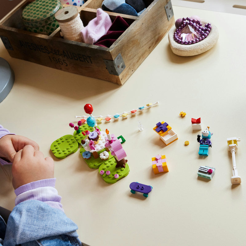 Lego® Animal Crossing™ Julian’s Birthday Party 77046