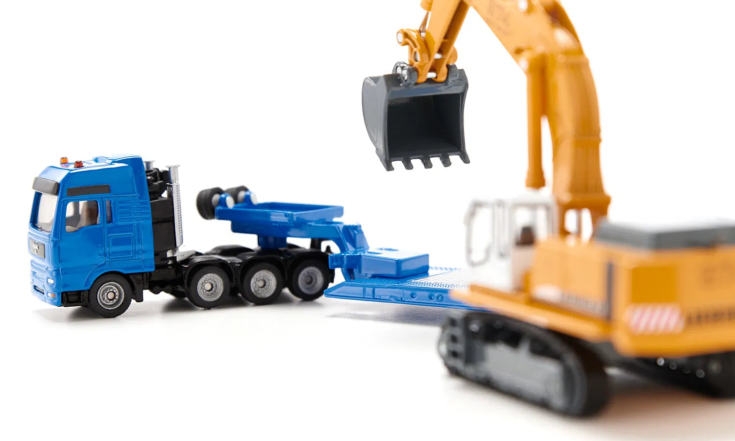 Siku 1:87 Man Heavy Haulage Transporter With Liebherr Excavator