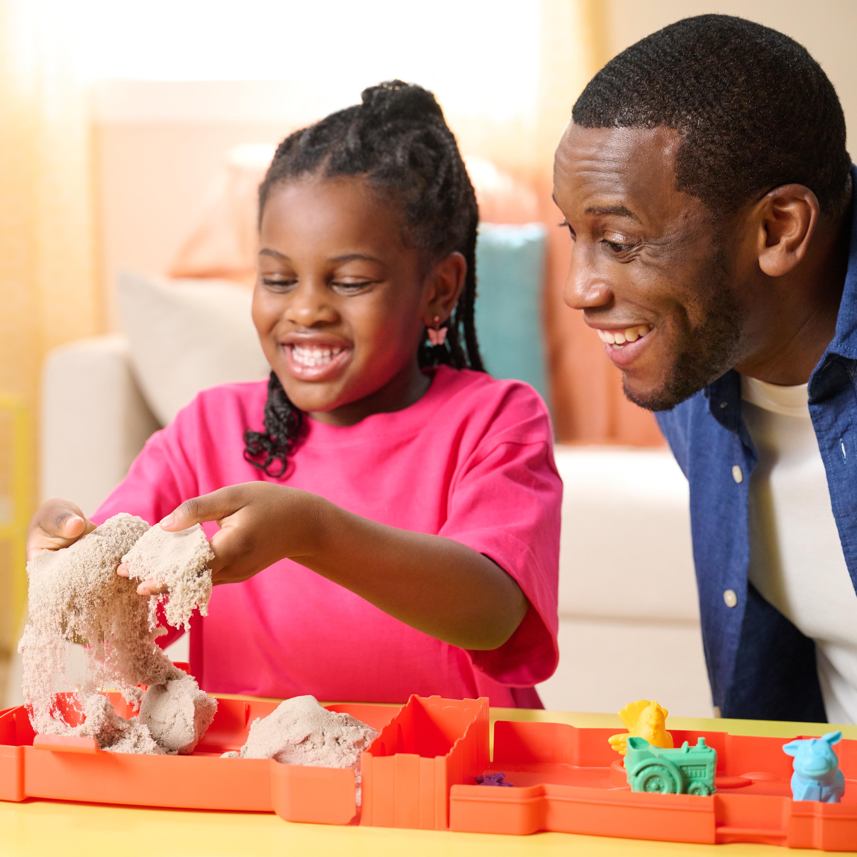 Kinetic Sand, Sandy Farm Set With 340G Play Sand, 6 Tools And Moulds, Reusable Barn Storage Case
