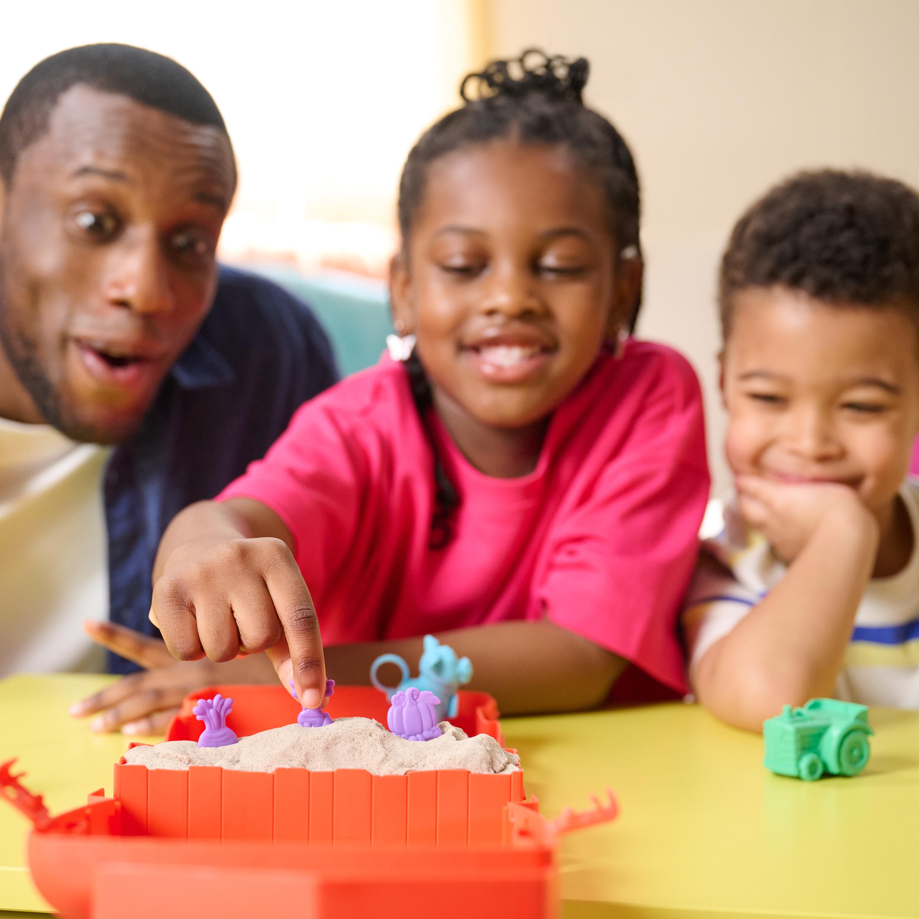 Kinetic Sand, Sandy Farm Set With 340G Play Sand, Tools And Moulds,