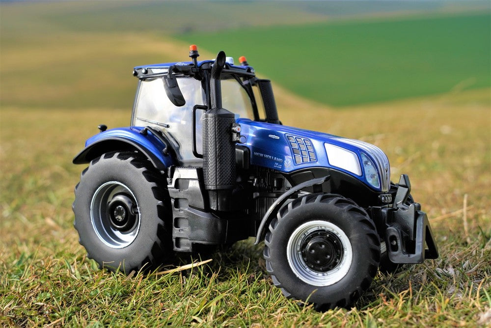 Britains New Holland T8 Tractor