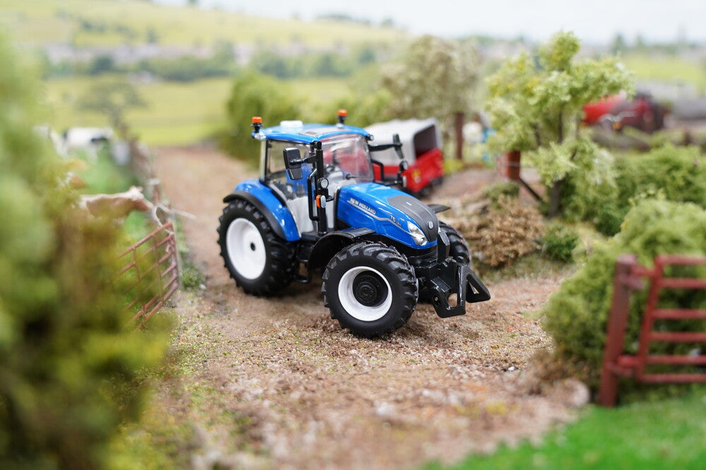 Britains 1:32 New Holland T5.120 Utility Tractor