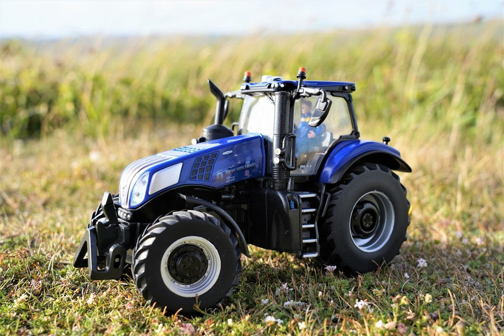 Britains New Holland T8 Tractor