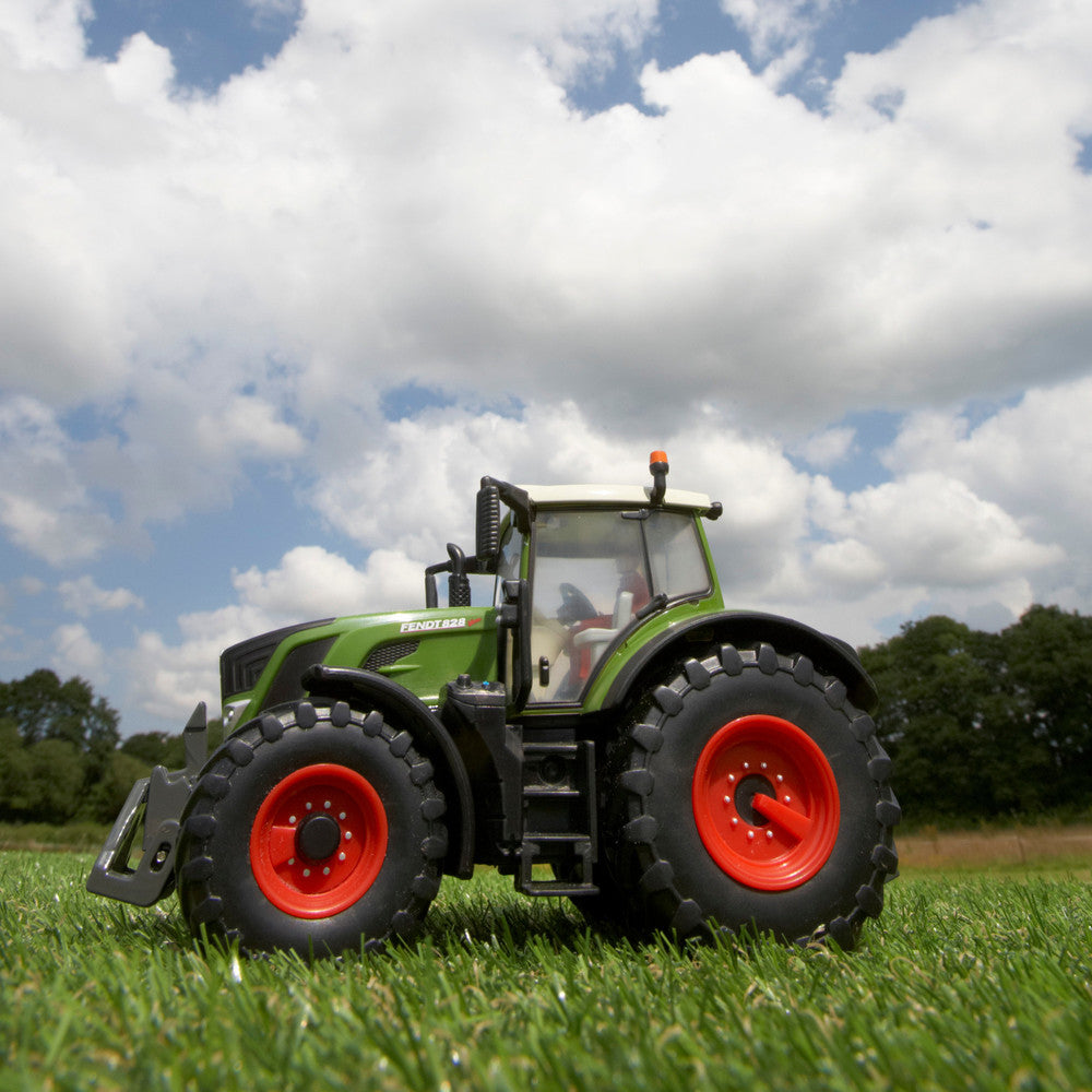 Britains 1:32 Fendt 828 Tractor
