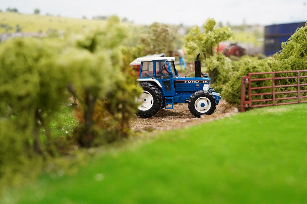 Britains Ford 8210 Tractor 1:32 Scale
