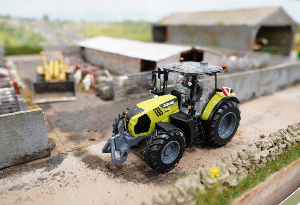 Britains 1:32 Claas Arion 660 Night Limited Edition