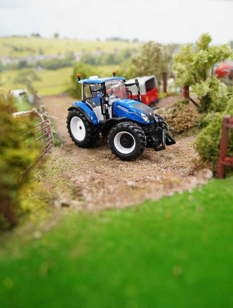 Britains 1:32 New Holland T5.120 Utility Tractor