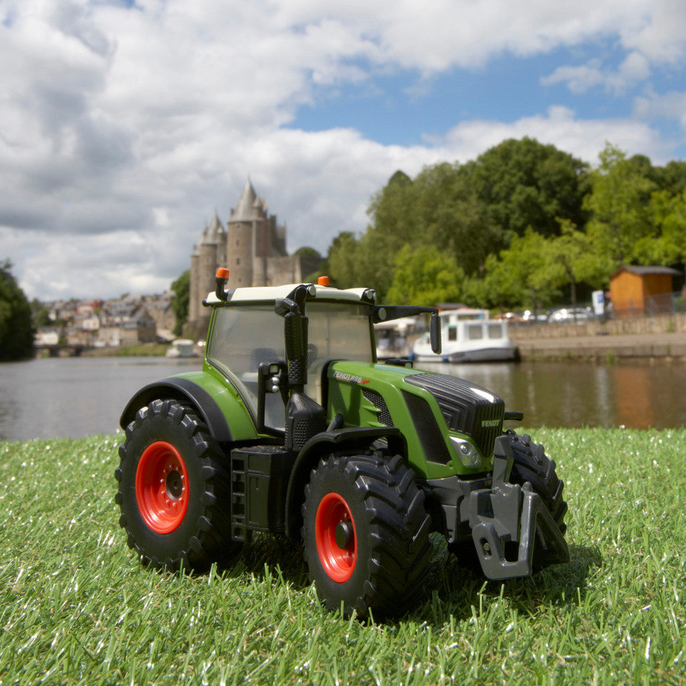 Britains 1:32 Fendt 828 Tractor